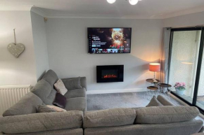 2 bedroom 2 bathroom luxury apartment 1 minute from Lake pet friendly free parking